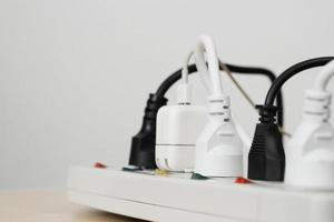 elektrisch huishoudelijke apparaten pluggen vol van allemaal pluggen of pluggen samen. omdat van de risico van veroorzaken een kort stroomkring van hoog warmte geaccumuleerd in de draden. foto