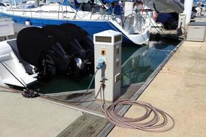 veel luxe jachten vlotter Aan kristal Doorzichtig zee in jachthaven baai club, duur privaat boot blijven kalmte in aanmeren pier onder zomer blauw lucht groen oceaan foto