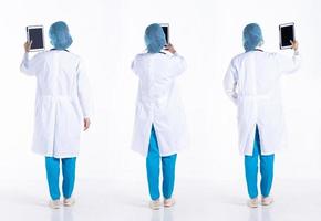 vol lengte Jaren 20 jong mengen ras ziekenhuis dokter vrouw, werken moeilijk Aan geduldig grafiek, slijtage masker stethoscoop jas uniform. chirurg vrouw voelt gelukkig glimlach over- wit achtergrond geïsoleerd foto