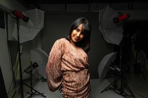 Aziatisch Indisch vrouw tonen mooi glimlach gelukkig lippen, mode poses in foto studio met uitrusting