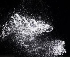 water plons in lucht laten vallen over- zwart achtergrond, studio verlichting hoog snelheid foto