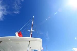 veel luxe jachten vlotter Aan kristal Doorzichtig zee in jachthaven baai club, duur privaat boot blijven kalmte in aanmeren pier onder zomer blauw lucht groen oceaan foto