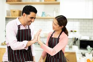 Aziatisch vrouw en Arabisch Mens net zo jong volwassen paar leren hoe naar bakkerij Koken taart online Cursus keuken. verschillend familie video naar cyberspace klasse Aan laptop net zo blogger sociaal media samen, kopiëren ruimte foto