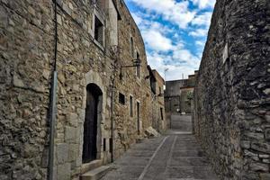 weg in een middeleeuws oud stad in Spanje foto