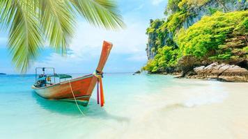 lang verhaal boot op wit strand in phuket, thailand