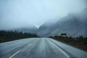 schilderachtige roadtrip door de rotsachtige bergen foto