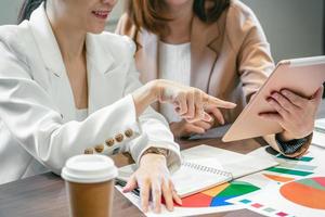 twee Aziatische professionals werken in een kantoor foto