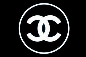 Moskou, Rusland - december 20, 2021 - chanel logo in voorkant van mode winkel in gom afdeling op te slaan in de centrum van Moskou. luxe merk van kleren, accessoires en schoonheidsmiddelen foto