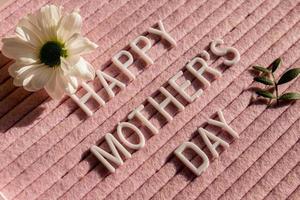 gelukkig moeder dag thema met letterbord en bloeiend wit chrysant bloem foto