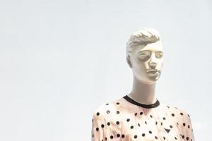 menselijk vrouw mannequin portret fotograaf in vitrine Scherm van de mode kleren op te slaan. kopiëren ruimte voor tekst foto