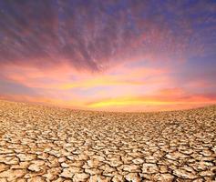 zonsondergang op de grond gedroogd door droogte foto