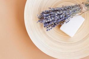 handgemaakt lavendel zeep. bar van natuurlijk zeep met droog lavendel bloemen Aan bamboe bord met kopiëren ruimte. biologisch schoonheidsmiddelen voor huid zorg en spa foto