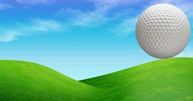 golfbal op het groene gras foto