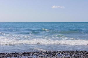 zee vawy horizon, mooi zeegezicht in een zonnig dag foto