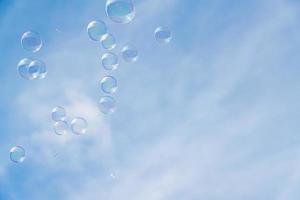 abstract achtergrond, zeep bubbels Aan blauw lucht achtergrond. kopiëren ruimte voor tekst. foto