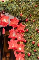 Chinese nieuw jaar lantaarns in China dorp. huis Ingang decoratie met vacht boom takken en kerstballen. foto