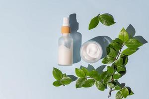 reeks van natuurlijk gezicht behandeling cosmetica. biologisch producten in glas flessen - room, essentie en essentieel olie voor jong en gezond huid met natuurlijk ingrediënten. foto