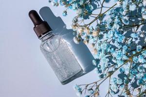 anti-veroudering collageen gelaats serum in transparant glas fles Aan Blye achtergrond met kopiëren ruimte. natuurlijk biologisch kunstmatig schoonheid concept. foto