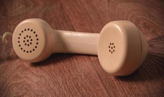 vintage telefoonhoorn op oude tafelfoto