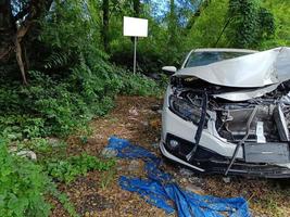 vernietigd auto in auto Botsing verkeer ongeluk Aan stad weg. verpletterd gebroken voorkant, links in de woestenij. auto leven en verzekering. foto