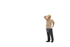 miniatuur werknemer geïsoleerd op een witte achtergrond met uitknippad foto