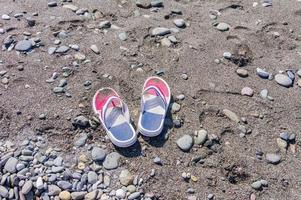 kinderen omdraaien flops Aan de strand. kopiëren ruimte. toerisme en vakantie concept foto