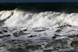 storm Aan de middellandse Zee zee in noordelijk Israël. foto