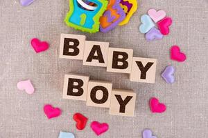 houten blokken met de woord baby jongen en klein kleurrijk harten onder. visie van bovenstaand foto