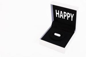 gelukkig tekst, wit geschenk doos met zwart fluweel en pil, capsule binnen, Aan wit achtergrond. kopiëren ruimte. foto