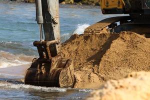 nahariya Israël maart 4, 2020. een groot graafmachine is werken Bij een bouw plaats. foto