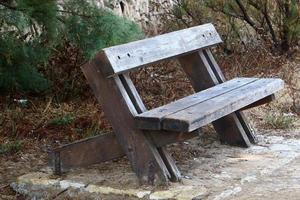 bankje voor rust in het stadspark. foto