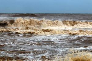 storm Aan de middellandse Zee zee in noordelijk Israël. foto