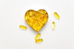 vis olie capsules in een hart vorm dozen Aan wit achtergrond, vitamine d supplement, Gezondheid zorg concept, top visie foto