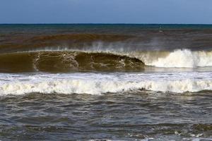 storm Aan de middellandse Zee zee in noordelijk Israël. foto