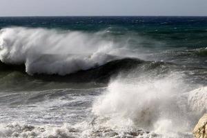 storm Aan de middellandse Zee zee in noordelijk Israël. foto