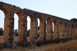 acre Israël november 14, 2019. de kabri-akko aquaduct is een bewaard gebleven een deel van een enkellaags steen aquaduct. foto