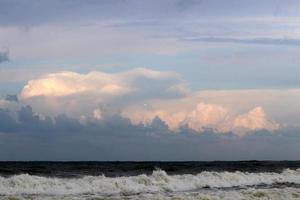 wolken in de lucht over- de middellandse Zee zee. foto