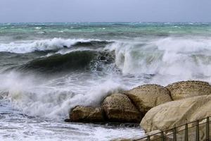 storm Aan de middellandse Zee zee in noordelijk Israël. foto