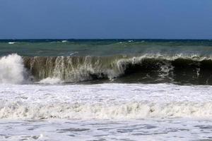 storm Aan de middellandse Zee zee in noordelijk Israël. foto