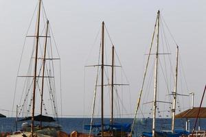 tel aviv Israël februari 11, 2021. schip masten tegen de blauw lucht. foto