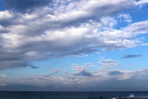 wolken in de lucht over- de middellandse Zee zee. foto