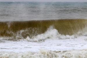 storm Aan de middellandse Zee zee in noordelijk Israël. foto