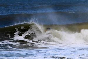 storm Aan de middellandse Zee zee in noordelijk Israël. foto