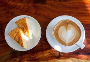 kop van latte koffie met taart foto