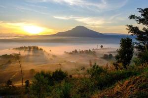 landschap mist in ochtend- zonsopkomst Bij khao takhian ngo visie punt Bij khao-kho phetchabun, thailand foto