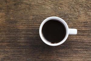 een kopje koffie op houten tafel foto