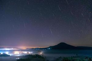 geminide meteoor in de nacht lucht met maan en mist Bij khao takhian ngo visie punt Bij khao-kho phetchabun, thailand foto