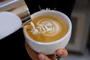 maken van latte kunst door barista foto