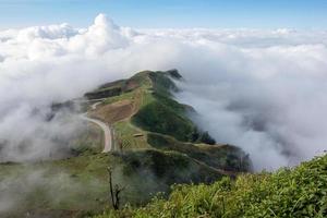 landschap de nevel en mooi berg landschap in putabberk phetchabun, Thailand foto