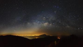 panorama melkachtig manier heelal Bij doi inthanon Chiang mei, Thailand. lang blootstelling fotograaf. met graan foto